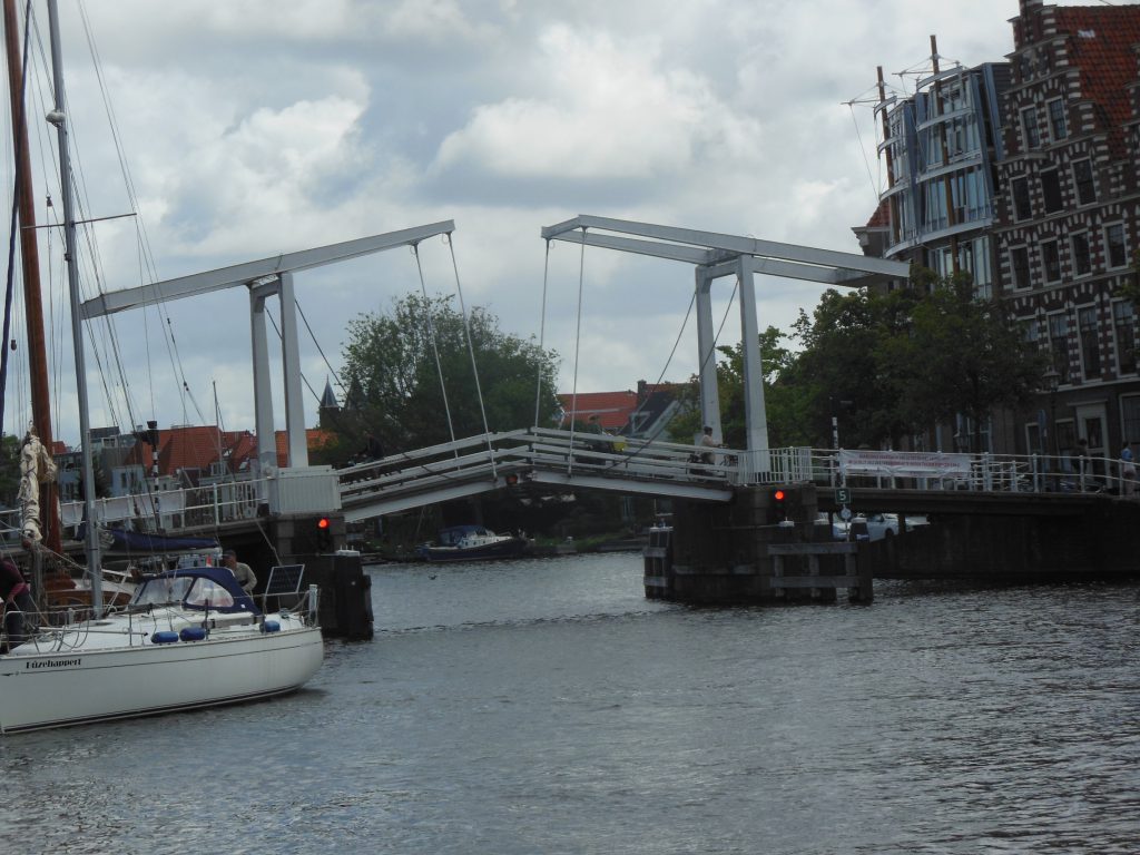Zugbrücke an einem Kanal